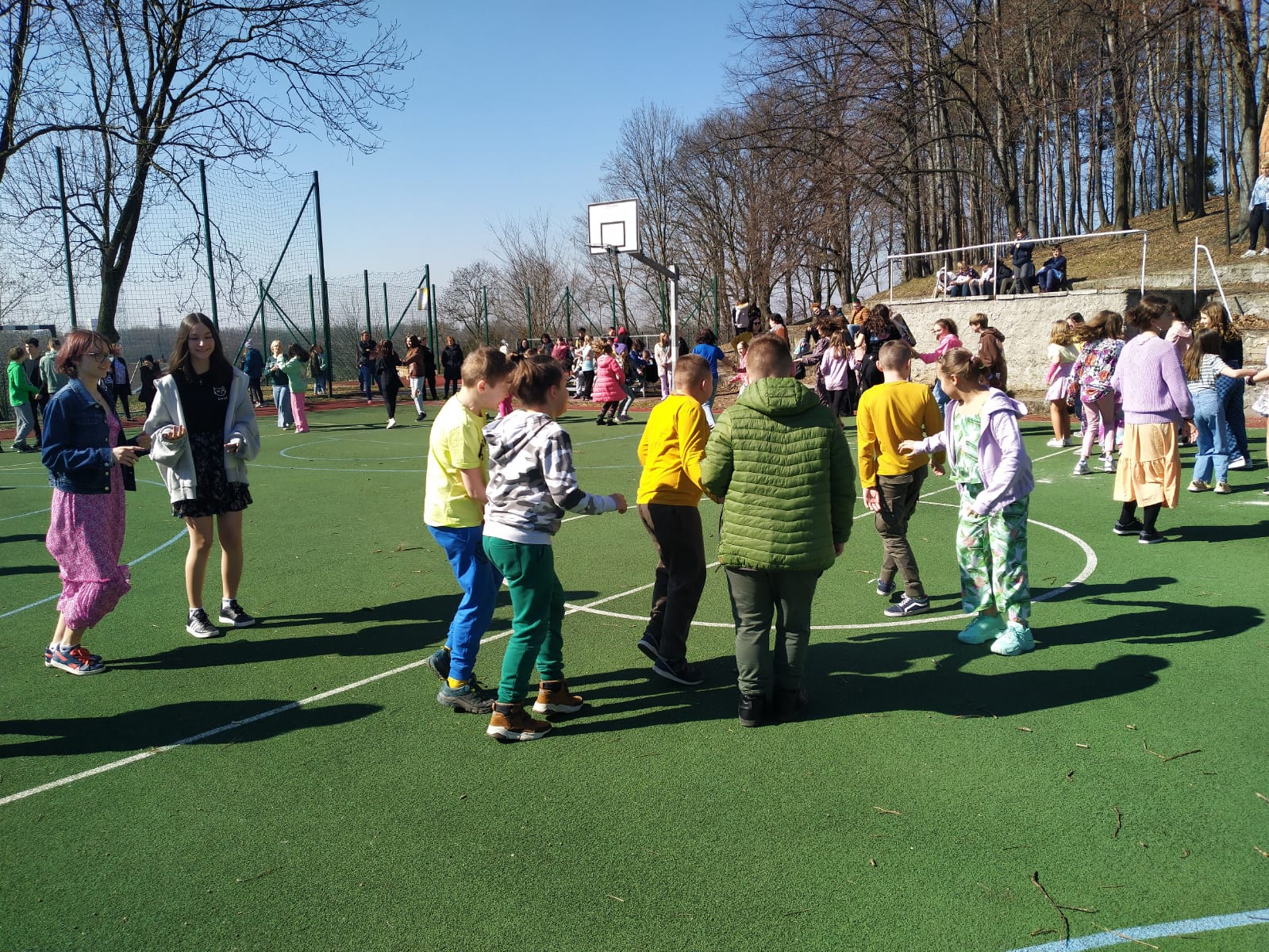tańczący uczniowie na boisku szkolnym