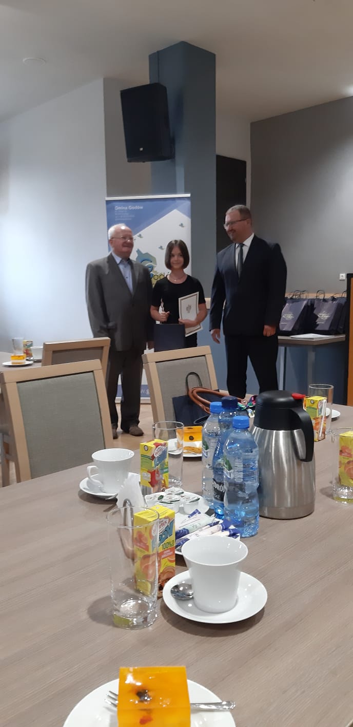 uczennica odbierająca nagrodę wójta