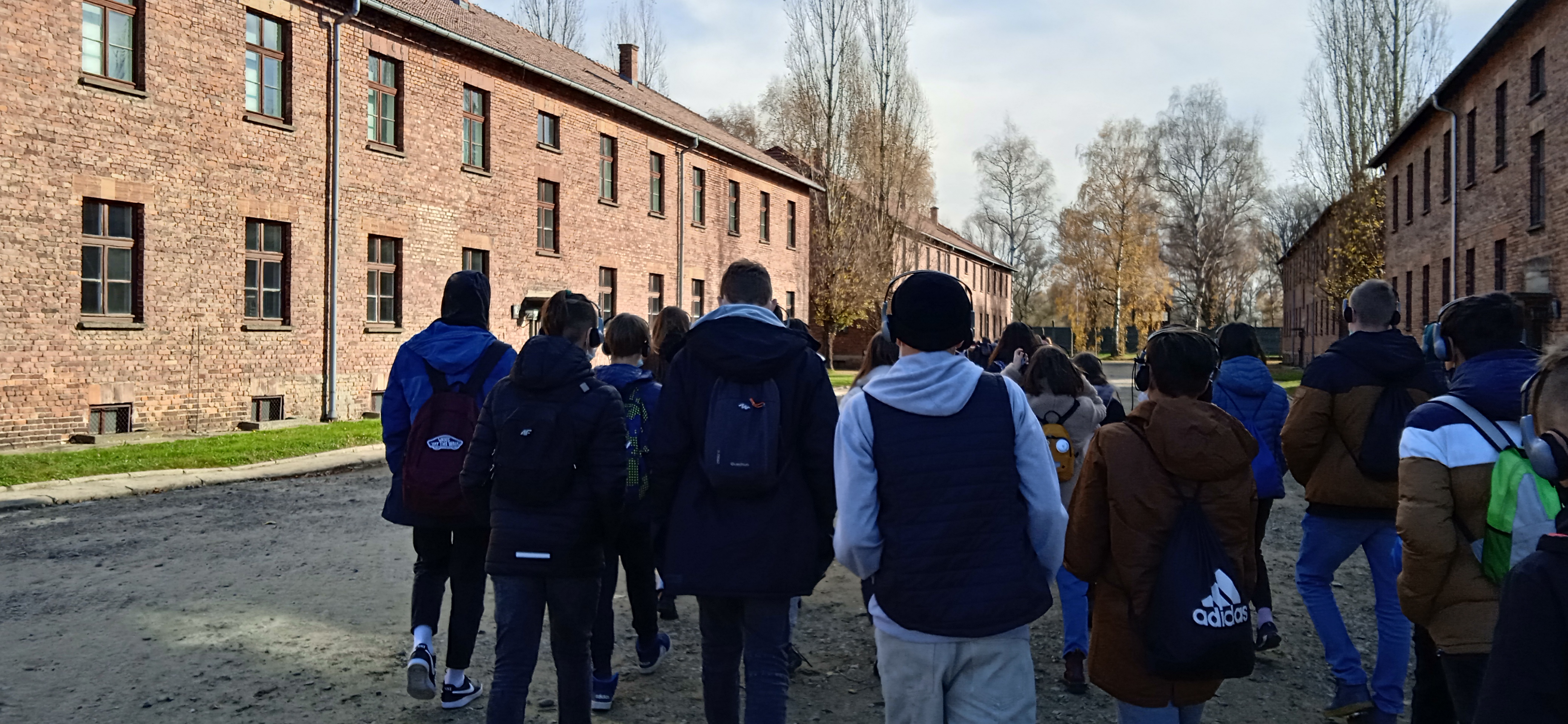 uczniowie między blokami w Auschwitz