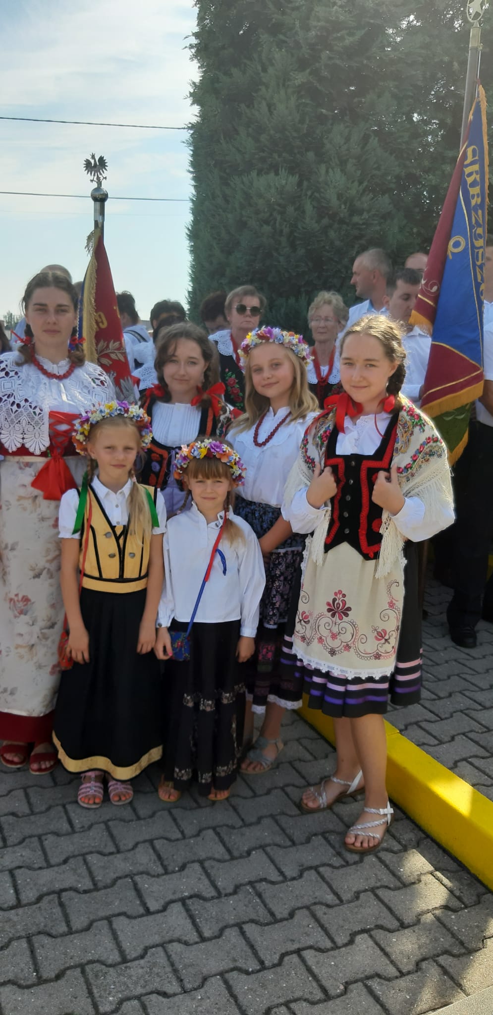 Uczniowie w strojach ludowych