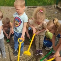 Krasnoludki zakładają ogródek warzywny (6)