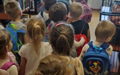 Przedszkolak z książką w plecaku (7)
