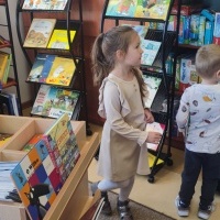 Przedszkolak z książką w plecaku (6)