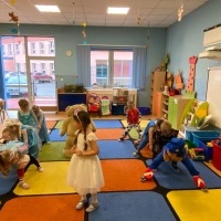 Dzień Pluszowego Misia w przedszkolu połączony z Dniem Postaci z bajek (7)