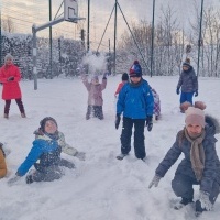 Zimowe zabawy na śniegu klasy trzeciej! (5)