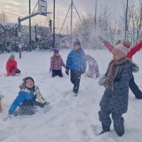 Zimowe zabawy na śniegu klasy trzeciej! (6)