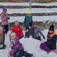Zimowe zabawy na śniegu klasy trzeciej! (7)