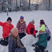 Zimowe zabawy na śniegu klasy trzeciej! (8)