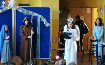 Świąteczny czas w naszej szkole! Audycja i jasełka.