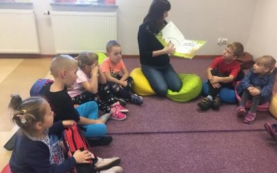 Przedszkolak z książką w plecaku