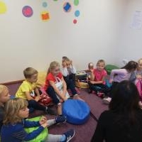 Przedszkolak z książką w plecaku