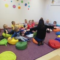 Przedszkolak z książką w plecaku
