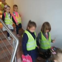 Przedszkolak z książką w plecaku