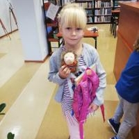 Przedszkolak z książką w plecaku