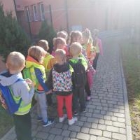Przedszkolak z książką w plecaku