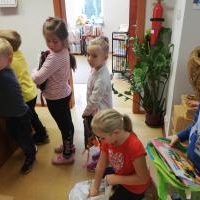 Przedszkolak z książką w plecaku