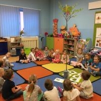 Przedszkolak z książką w plecaku