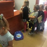 Przedszkolak z książką w plecaku
