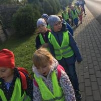 Przedszkolak z książką w plecaku