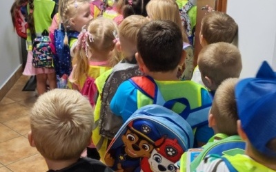 Przedszkolak z książką w plecaku (3)