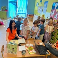Przedszkolak z książką w plecaku (5)