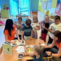 Przedszkolak z książką w plecaku (7)