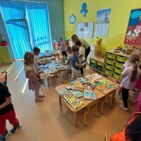 Przedszkolak z książką w plecaku (8)