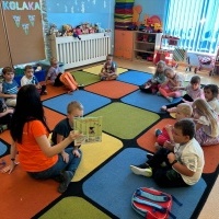 Przedszkolak z książką w plecaku (9)