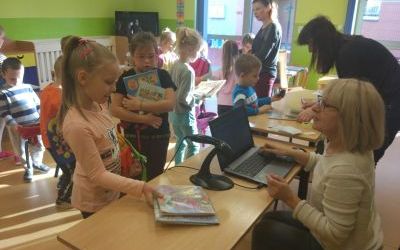Przedszkolak z książką w plecaku - grudzień