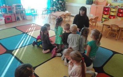 Przedszkolak z książką w plecaku