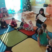 Przedszkolak z książką w plecaku
