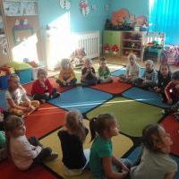 Przedszkolak z książką w plecaku