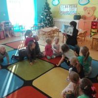 Przedszkolak z książką w plecaku