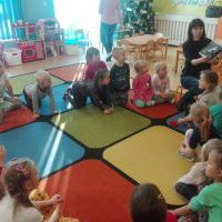 Przedszkolak z książką w plecaku