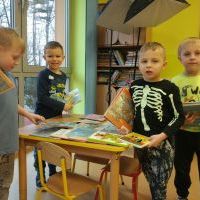 Przedszkolak z książką w plecaku