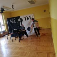 Uczniowie szkoły i przedszkola na widowisku profilaktyczno - wychowawczym