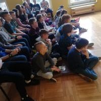Uczniowie szkoły i przedszkola na widowisku profilaktyczno - wychowawczym