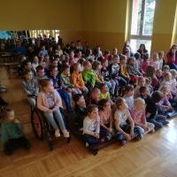 Uczniowie szkoły i przedszkola na widowisku profilaktyczno - wychowawczym
