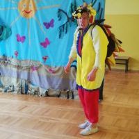 Uczniowie szkoły i przedszkola na widowisku profilaktyczno - wychowawczym