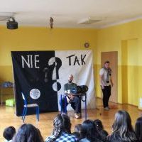 Uczniowie szkoły i przedszkola na widowisku profilaktyczno - wychowawczym