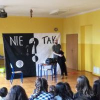 Uczniowie szkoły i przedszkola na widowisku profilaktyczno - wychowawczym